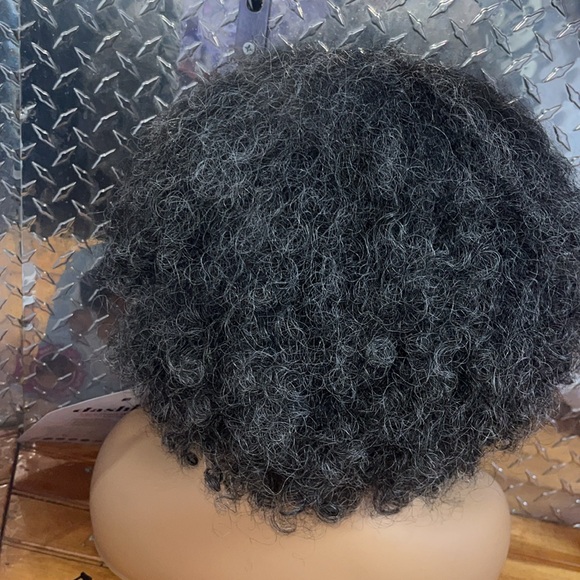 Gray pre parted lace front wig - Picture 5 of 8